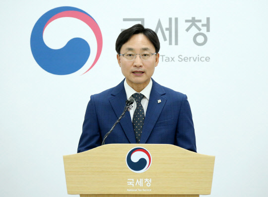 국세청은 8일 초고가 수입차를 회사 명의로 취득하고 사적으로 사용하면서 세금을 탈루한 '대자산가' 24명을 대상으로 세무조사에 착수했다고 밝혔다. 사진은 브리핑 중인 임광현 국세청 조사국장. <국세청 제공>